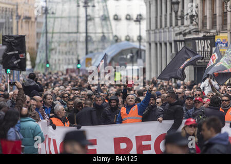 Madrid, Madrid, Spain. 26th Nov, 2018. Protesters are seen holding a banner while chanting slogans during the demonstration.A sector of taxi drivers were gathered in Madrid to ask the municipality and pressure them for faster solutions in the regulations of the VTC Credit: Bruno Thevenin/SOPA Images/ZUMA Wire/Alamy Live News Stock Photo