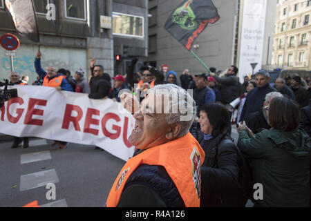 Madrid, Madrid, Spain. 26th Nov, 2018. Protesters are seen holding a banner while chanting slogans during the demonstration.A sector of taxi drivers were gathered in Madrid to ask the municipality and pressure them for faster solutions in the regulations of the VTC Credit: Bruno Thevenin/SOPA Images/ZUMA Wire/Alamy Live News Stock Photo
