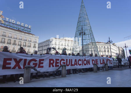 Madrid, Madrid, Spain. 26th Nov, 2018. Protesters are seen holding a banner during the demonstration.A sector of taxi drivers were gathered in Madrid to ask the municipality and pressure them for faster solutions in the regulations of the VTC Credit: Bruno Thevenin/SOPA Images/ZUMA Wire/Alamy Live News Stock Photo