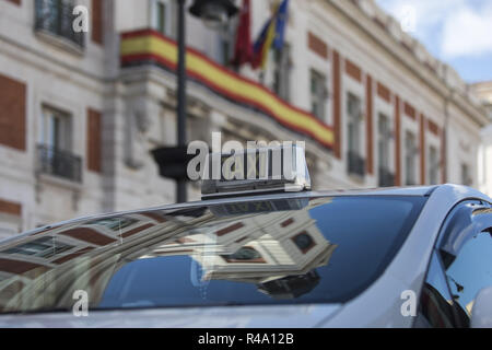 Madrid, Madrid, Spain. 26th Nov, 2018. A taxi seen parked at the la Puerta del Sol traffic lights in Madrid during the demonstration.A sector of taxi drivers were gathered in Madrid to ask the municipality and pressure them for faster solutions in the regulations of the VTC Credit: Bruno Thevenin/SOPA Images/ZUMA Wire/Alamy Live News Stock Photo