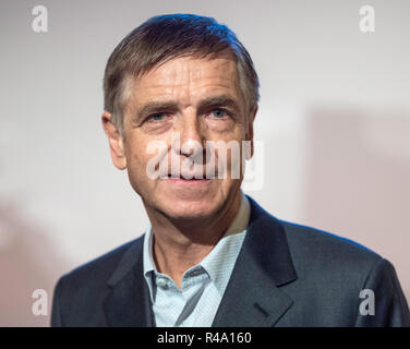 26 November 2018, North Rhine-Westphalia, Düsseldorf: Andreas Gursky, artist, is about to receive the Grand Cultural Award of the Sparkassen-Kulturstiftung Rheinland in the K21 Ständehaus. Gursky is awarded the prize for his entire oeuvre. Photo: Christophe Gateau/dpa Stock Photo