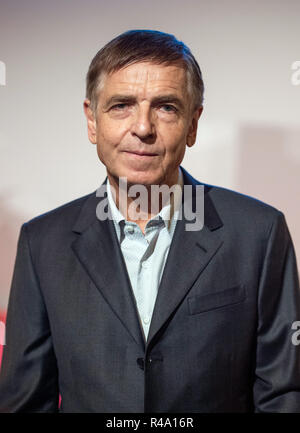 26 November 2018, North Rhine-Westphalia, Düsseldorf: Andreas Gursky, artist, is about to receive the Grand Cultural Award of the Sparkassen-Kulturstiftung Rheinland in the K21 Ständehaus. Gursky is awarded the prize for his entire oeuvre. Photo: Christophe Gateau/dpa Stock Photo