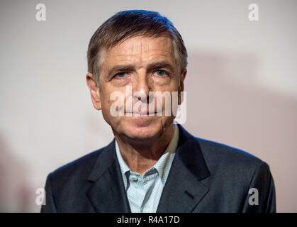 26 November 2018, North Rhine-Westphalia, Düsseldorf: Andreas Gursky, artist, is about to receive the Grand Cultural Award of the Sparkassen-Kulturstiftung Rheinland in the K21 Ständehaus. Gursky is awarded the prize for his entire oeuvre. Photo: Christophe Gateau/dpa Stock Photo