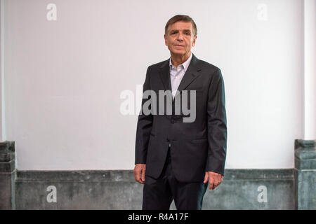 26 November 2018, North Rhine-Westphalia, Düsseldorf: Andreas Gursky, artist, is about to receive the Grand Cultural Award of the Sparkassen-Kulturstiftung Rheinland in the K21 Ständehaus. Gursky is awarded the prize for his entire oeuvre. Photo: Christophe Gateau/dpa Stock Photo