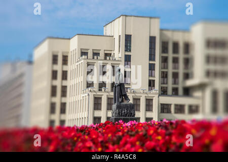 MINSK, BELARUS - SEPTEMBER 2, 2018: a statue of Lenin against the backdrop of the parliament building on the Independence Square in Minsk. Stock Photo