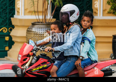 Street children on Sisowath Quay in Phnom Penh,Cambodia Stock Photo - Alamy