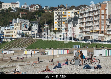 Le Havre (Normandy, north western France): Inhabitants of Le Havre on the beach and overview of the houses along the waterfront at Sainte-Adresse Stock Photo