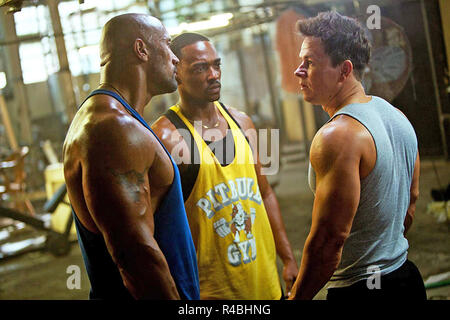 PAIN & GAIN 2013 Paramount Pictures film with from left:  Dwayne Johnson, Anthony Mackie, Mark Wahlberg Stock Photo