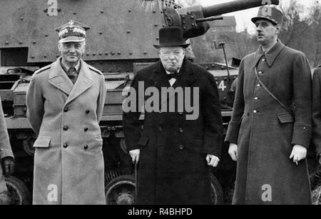 WINSTON CHURCHILL (centre) with Polish General Wladyslaw Sikorski at left and General Charles de Gaulle at army manouvres in England in 1941 Stock Photo