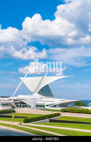 milwaukee art museum,milwaukee,wi,usa, 8-9-17: milwaukee art museum with blue sky background. Stock Photo