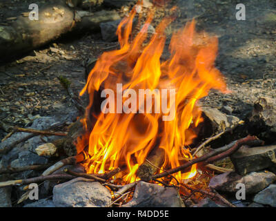 https://l450v.alamy.com/450v/r4dd5e/smoked-tourist-kettle-over-camp-fire-in-the-evening-r4dd5e.jpg