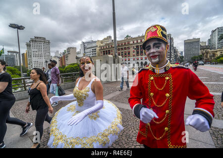 Sao Paulo, Brazil. 26th Nov 2018.  Santa Claus rejoices children and adults in a shopping mall in Sao Paulo, Brazil, on 26 November 2018 during the Christmas season. Credit: Cris Faga/ZUMA Wire/Alamy Live News Stock Photo