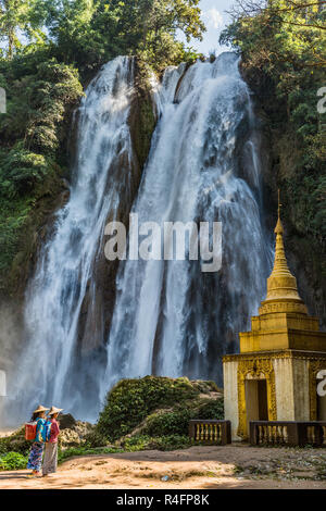 PYIN OO LWIN, MYANMAR - NOVEMBER 29, 2016 :  two young woman praying in front of Dat Taw Gyaint Waterfall Anisakan Pyin Oo Lwin Mandalay state Myanmar (Burma) Stock Photo