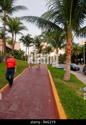 Sidewalk with palm trees between resort, Boulevard Kukulcan, Zona Hotelera, Cancún, Mexico, in September 8, 2018 Stock Photo