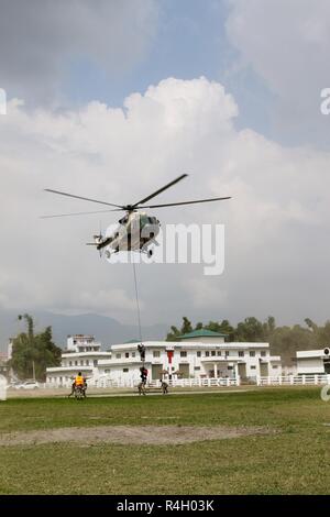 KATHMANDU, Nepal— Nepali Army special forces Soldiers drop off rescued simulated flood victims at the Valley Division Headquarters during the 2018 Nepal Pacific Resilience Disaster Response Exercise held in Kathmandu, 27 Sep. 2018. The exercise was co-hosted by the Nepali Army and the United States Army Pacific with more than 300 disaster response professionals from 14 countries attending. During the four-day exercise, participants from national militaries, government organizations, the United Nations and non-government entities were split into teams according to expertise to work through a co Stock Photo