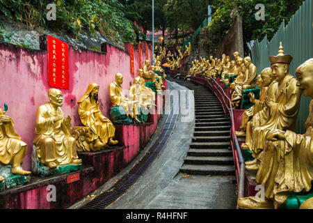 Golden Buddha statues along the stairs leading to the Ten Thousand Buddhas Monastery (Man Fat Tsz), Hong Kong, Sha Tin, New Territories Stock Photo