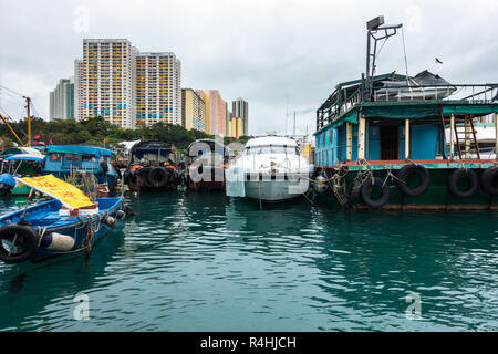 Typical house boats at the Aberdeen floating village, located in Aberdeen harbour, Hong Kong Stock Photo