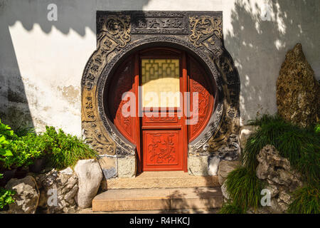 Doorway in Yu Garden, Shanghai, China Stock Photo