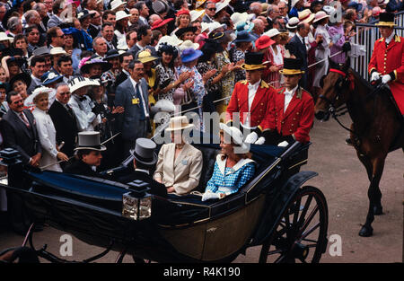 Ascot Races England UK 1986 scanned in 2018 the British Royal Family arrive and walk about at Royal Ascot in 1986.Princess Anne and Sarah Ferguson Members of the public dressed in fine hats and top hats and Tails for the men at Royal Ascot. Stock Photo