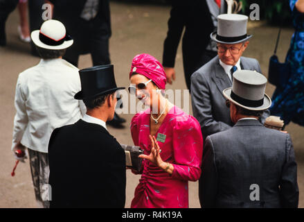 Ascot Races England UK 1986 scanned in 2018 the British Royal Family arrive  and walk about at Royal Ascot in 1986 Members of the public dressed in fine  hats and top hats and Tails for the men at Royal Ascot Stock Photo - Alamy