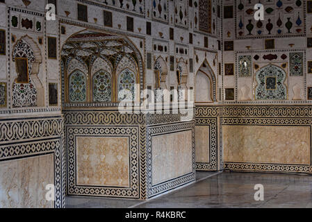 Mirror tiles hi-res stock photography and images - Alamy