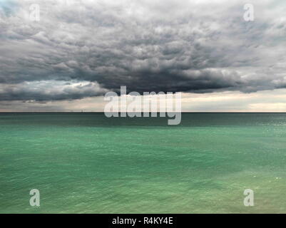 AJAXNETPHOTO. 2018. WORTHING, ENGLAND. - CALM BEFORE THE STORM - BROODING LOW STRATUS CLOUD HOVERS OVER AN EMERALD GREEN SEA LOOKING OUT ACROSS THE CHANNEL.  PHOTO:JONATHAN EASTLAND/AJAX REF:GR181509 8453 Stock Photo