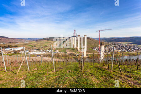 Mosellandschaft Moseltalpanorama mit Blick auf  HochmoselbrÃ¼cke  die in Bau befindliche StraÃŸenbrÃ¼cke  FrÃ¼hjahr 2017   Rheinland-Pfalz Deutschland Stock Photo