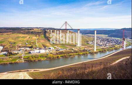 Mosellandschaft Moseltalpanorama mit Blick auf  HochmoselbrÃ¼cke  die in Bau befindliche StraÃŸenbrÃ¼cke  FrÃ¼hjahr 2017   Rheinland-Pfalz Deutschland Stock Photo