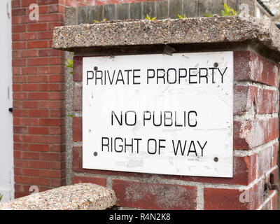 a public sign outside on a brick wall saying private property no public way of right white and back Stock Photo