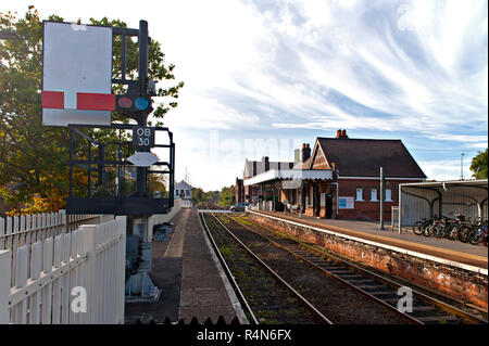 Oulton Broad North Railway Station, Suffolk, The semaphore platform starter signal, with sighting board shows a stop aspect. Stock Photo