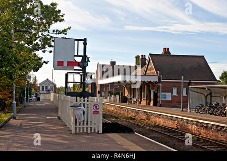 Oulton Broad North Railway Station, Suffolk, The semaphore platform starter signal, with sighting board shows a stop aspect. Stock Photo