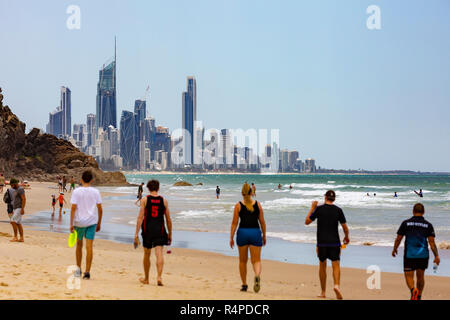 GOLD COAST, AUSTRALIA - MARCH 25, 2008: People walk in Surfers Paradise,  Gold Coast, Australia. With more than 500,000 people, it is the 6th most  popu Stock Photo - Alamy