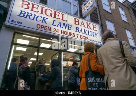 Making Salt Beef Bagels in East London's Brick Lane Stock Photo