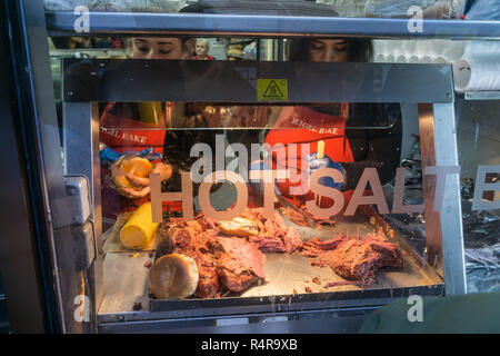 Making Salt Beef Bagels in East London's Brick Lane Stock Photo