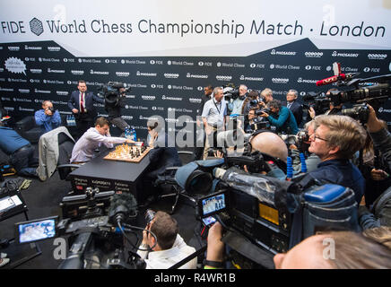 Norwegian reigning champion Magnus Carlson (left) and American challenger  Fabiano Caruana during their tie-break matches at the FIDE World Chess  Championship match, at the College, in Holborn, London Stock Photo - Alamy