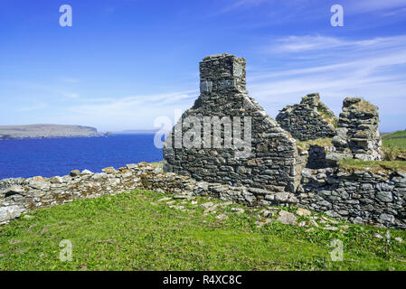 Ruined crofter's house at the Strand on Strandburgh Ness / Strandibrough on the island Fetlar, Shetland Islands, Scotland, UK Stock Photo