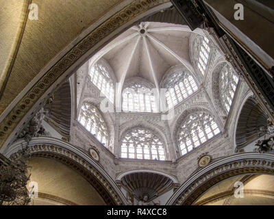 The main dome with stained glass windows and decorated pointed arches inside the gothic Saint Mary's Cathedral in Valencia, Spain Stock Photo