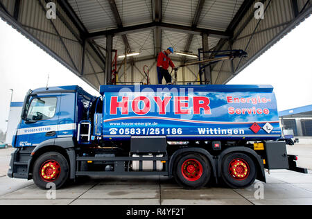 25 November 2018, Lower Saxony, Visselhövede: A delivery driver prepares the filling of a tank truck with heating oil on the premises of a heating oil supplier. Photo: Hauke-Christian Dittrich/dpa Stock Photo