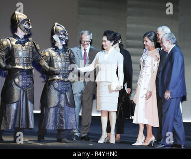 Madrid, Spain. 28th Nov, 2018. Chinese President Xi Jinping's wife, Peng Liyuan (3rd R, front), talks with performers of opera 'Turandot' during her visit to the Teatro Real (Royal Theater), accompanied by Queen Letizia of Spain, in Madrid, Spain, Nov. 28, 2018. Credit: Ding Lin/Xinhua/Alamy Live News Stock Photo