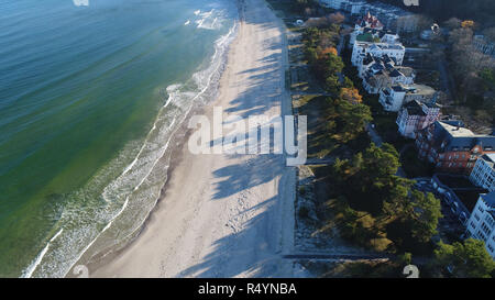 Binz, Germany. 28th Nov, 2018. View to the beach promenade with the villas and hotels in the Baltic seaside resort on the island Rügen. (Aerial photo with a drone). Credit: Stefan Sauer/dpa/Alamy Live News Stock Photo