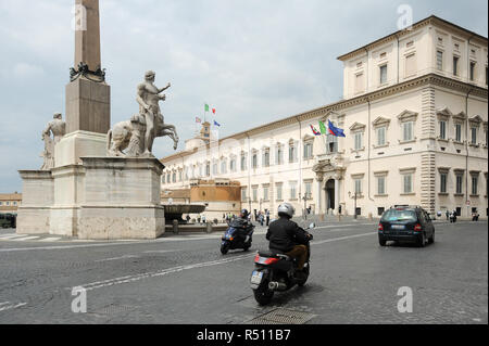 Fontana dei Dioscuri (Horse Tamers Castor and Pollux Fountain) with Obelisk Quirinale and Baroque Palazzo del Quirinale (Quirinal Palace) built in XVI Stock Photo