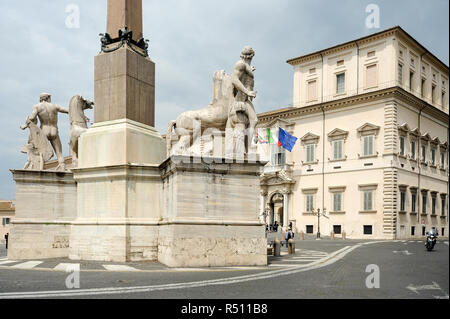 Fontana dei Dioscuri (Horse Tamers Castor and Pollux Fountain) with Obelisk Quirinale and Baroque Palazzo del Quirinale (Quirinal Palace) built in XVI Stock Photo