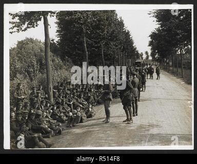 London Territorials resting on the march [Estaires La BassÃ©e Road, France]. Men of the 3rd London Regiment resting by the roadside. 4 August 1915. Record of the Indian Army in Europe during the First World War. 20th century, 1915. Gelatin silver prints. Source: Photo 24/(235). Author: Girdwood, H. D. Stock Photo