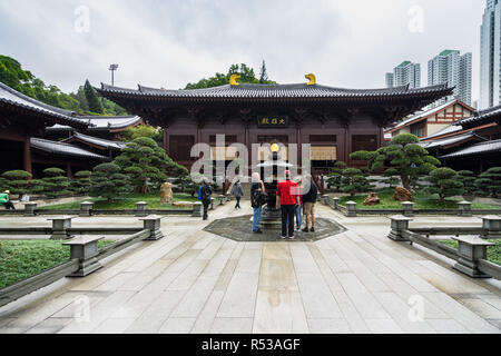 Tourists in the courtyard of the Chi Lin Nunnery, a Tang-style Buddhist temple. Hong Kong, Diamond Hill, January 2018 Stock Photo