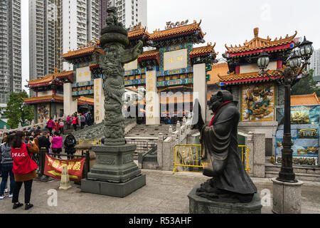 Tourists and visitors at the main entrance gate of Sik Sik Yuen Wong Tai Sin temple. Hong Kong, Kowloon, January 2018 Stock Photo