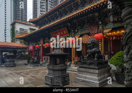 Lion statues guarding the main altar at Sik Sik Yuen Wong Tai Sin temple, home of three religions: Buddhism, Confucianism, and Taoism, Hong Kong Stock Photo