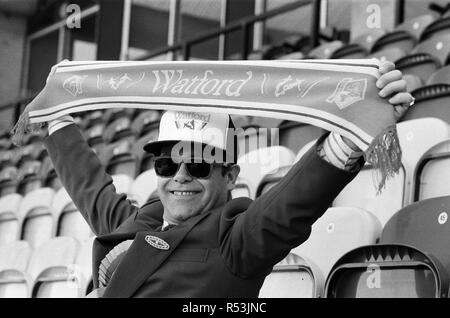 Watford FC Chairman Elton John at Vicarage Road, home of Watford football club. 18th October 1986. Stock Photo