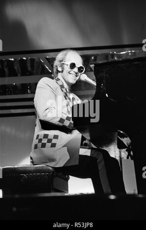 Elton John performing on stage, during the Elton John and Ray Cooper concert tours. Rainbow Theatre, London. 2nd May 1977. Stock Photo