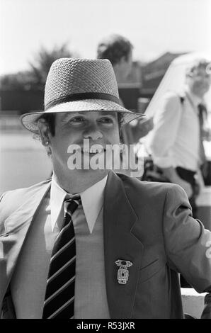 Watford FC chairman Elton John with Watford football team at a photocall. 29th August 1982. Stock Photo