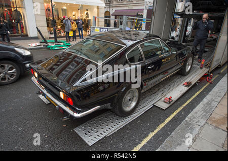 Bonhams, New Bond Street, London, UK. 29 November 2018. Historic Jaguar racing cars arrive at Bonhams in central London alongside other high-performance racing cars and exceptional road cars. Highlights include a Le Mans class-winning Jaguar XJ220C driven by David Coulthard (£2,200,000-2,800,000), Lister Jaguar Knobbly (£2,200,000-2,800,000). The sale takes place on 1st December 2018. Image: 1988 Aston Martin V8 Vantage X-Pack Sports Saloon is unloaded in Bond Street, estimate £270,000-340,000. Credit: Malcolm Park/Alamy Live News. Stock Photo